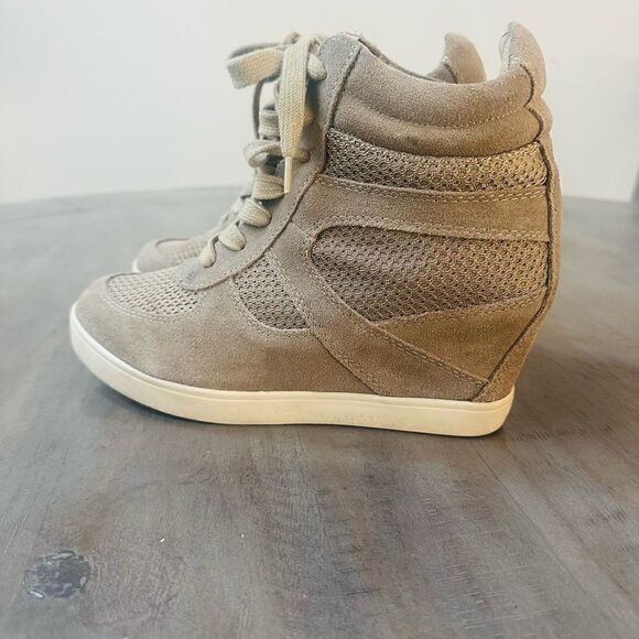 Steve Madden Olympia wedge, hi top sneaker booties. - Picture 4 of 7